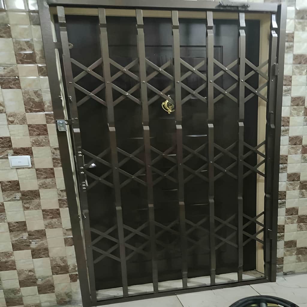 اجرای درب آکاردئونی سه گل تسمه با پروفیل مناسب در بندر عباس