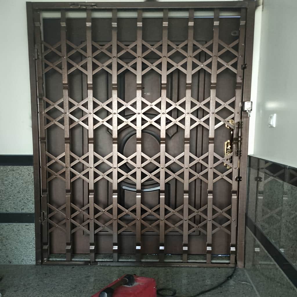 نصب درب آکاردئونی چهار گل لوزی با ریل روان در بندر عباس