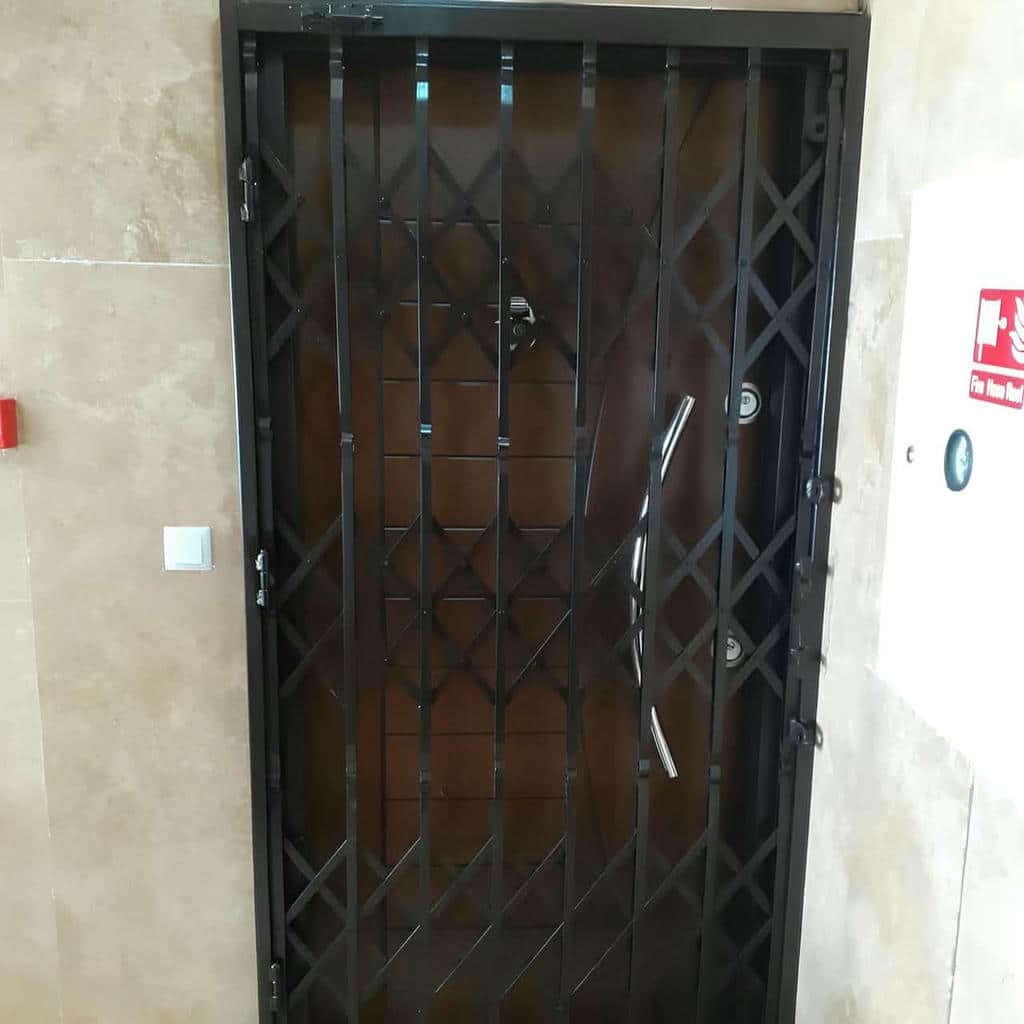درب آکاردئونی شیک قفل دار با تسمه و پرچ منظم در بندر عباس