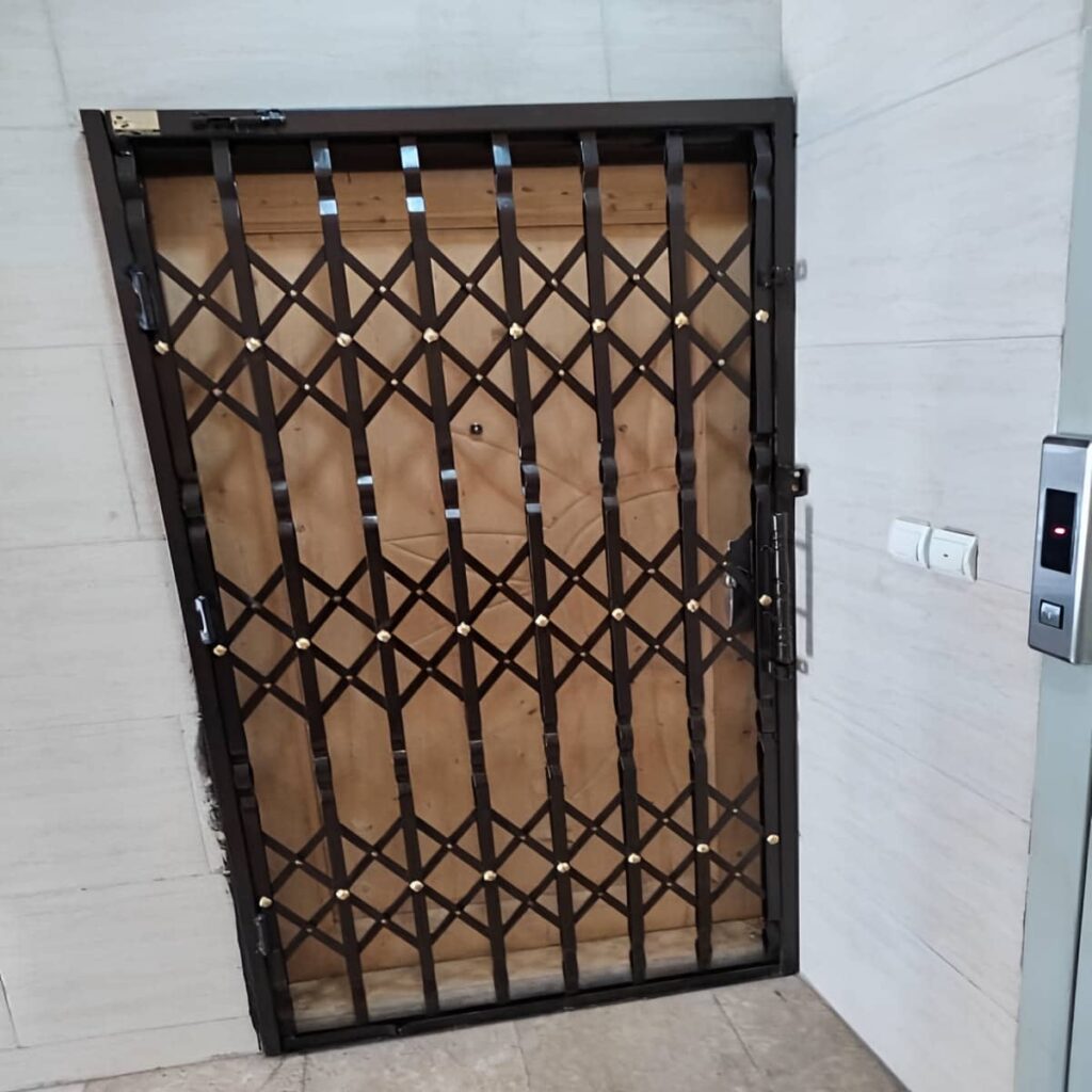 نصب حفاظ پشت درب آپارتمان ریلی با ریل روان در بندر عباس نصب حفاظ پشت درب آپارتمان ریلی با ریل روان در بندر عباس