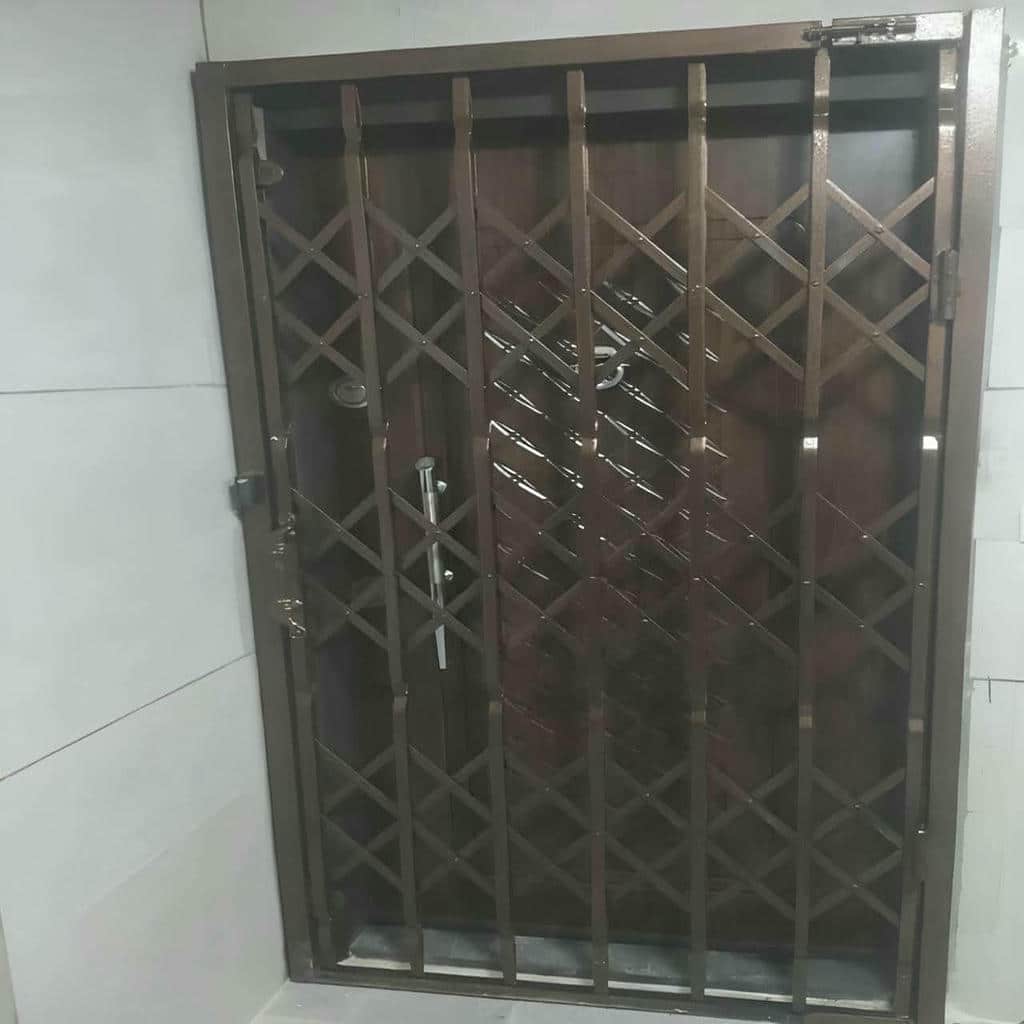 سفارش حفاظ پشت درب آپارتمان ریلی با فضای جمع‌شدن مناسب در بندر عباس