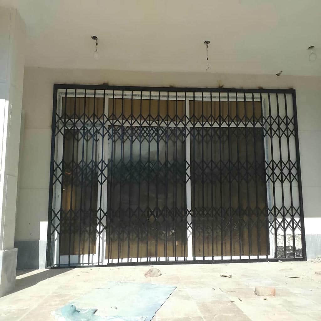 نصب درب آکاردئونی ضد سرقت آپارتمان روی ورودی واحد در بندر عباس