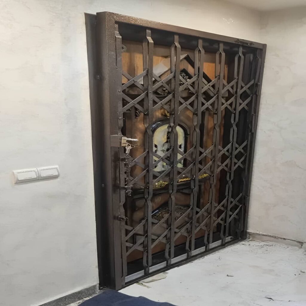 اجرای درب آکاردئونی ضد سرقت با قفل توکار در بندر عباس