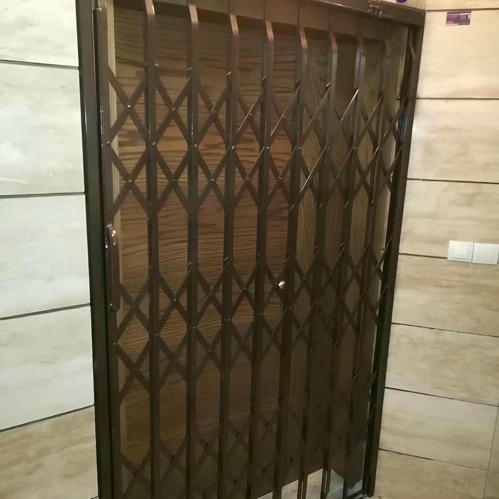 نصب درب آکاردئونی سلطنتی گل دار با ریل روان در بندر عباس