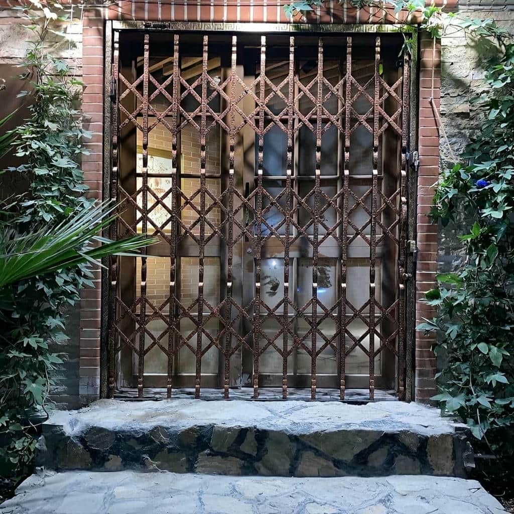 خرید درب آکاردئونی مشکی طلایی متناسب با ورودی در بندر عباس