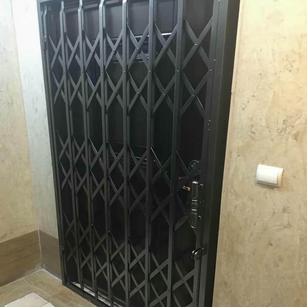 نصب درب آکاردئونی مشکی طلایی با حرکت روان در بندر عباس