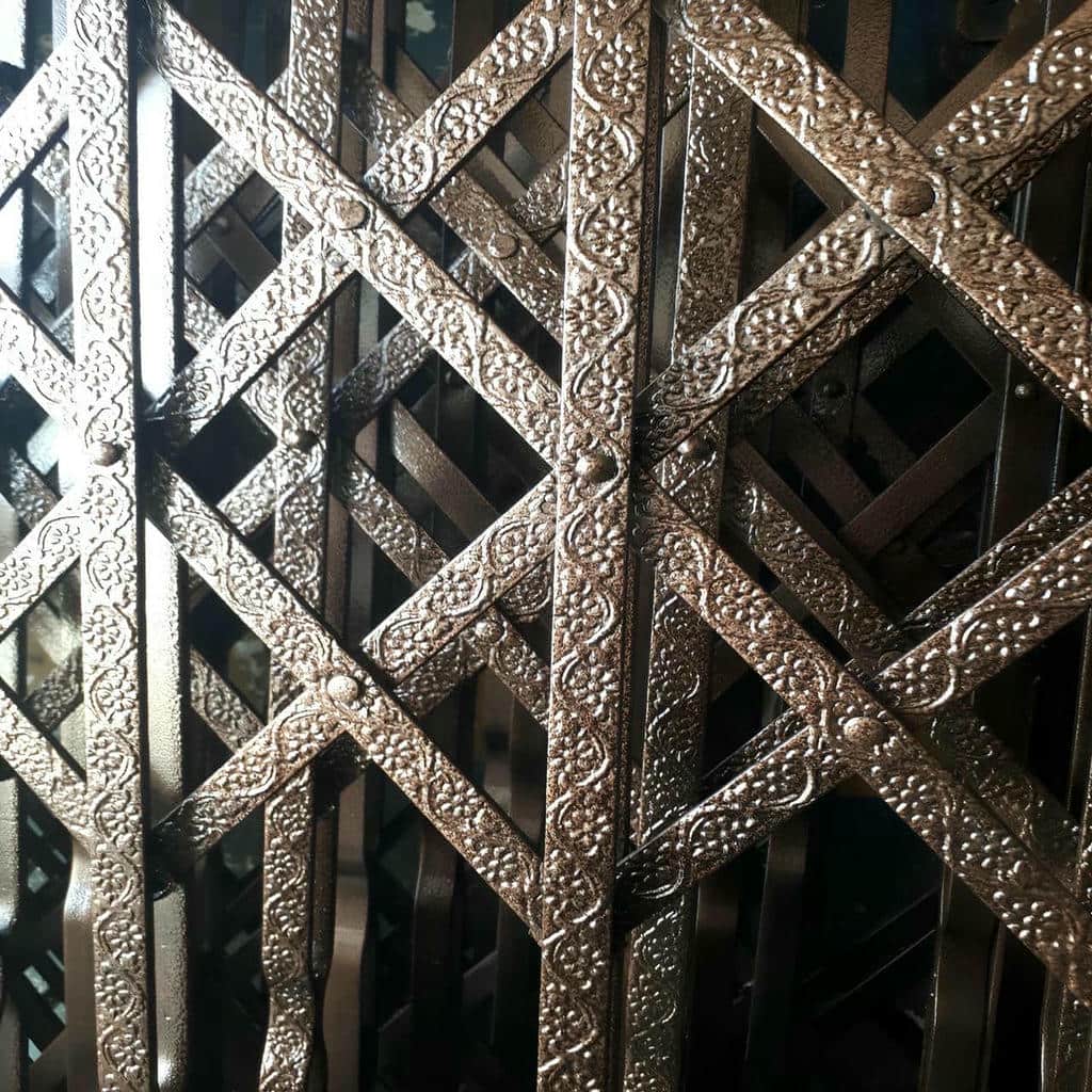 خدمات درب آکاردئونی مشکی طلایی با بررسی محل نصب در بندر عباس