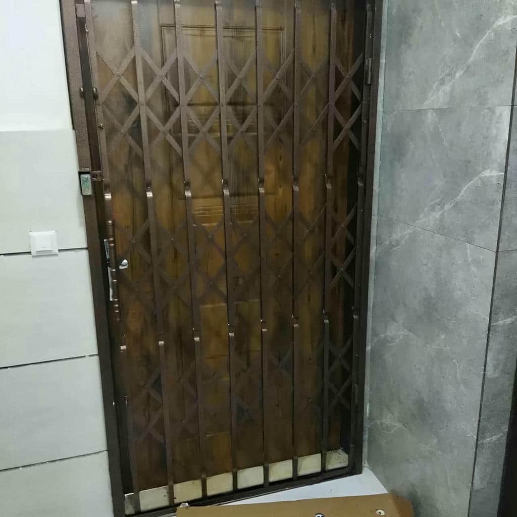 نصب حفاظ آکاردئونی درب واحد مسکونی با قفل توکار در بندر عباس