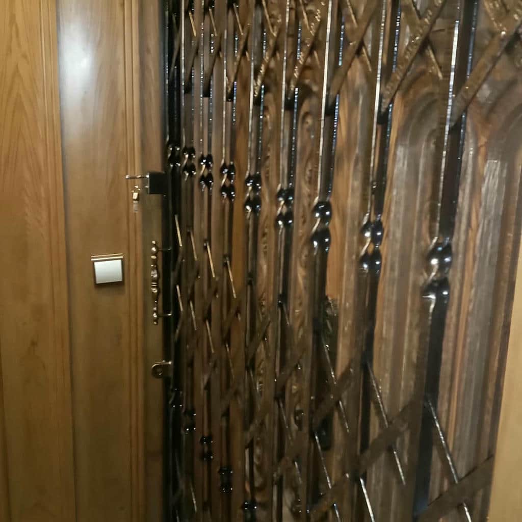 نصب درب آکاردئونی تسمه پهن آهنی با ریل روان در بندر عباس
