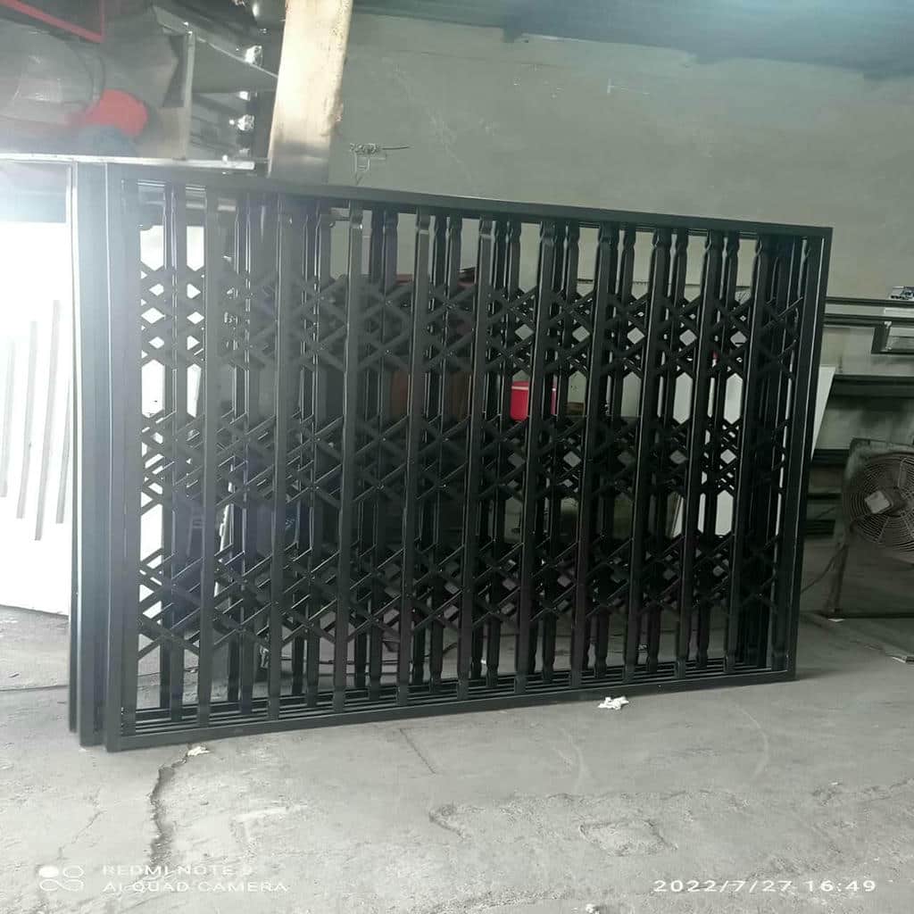نصب درب آکاردئونی سفید طلایی با حرکت روان در بندر عباس نصب درب آکاردئونی سفید طلایی با حرکت روان در بندر عباس
