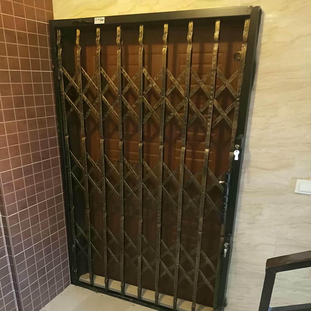 اجرای حفاظ آکاردئونی لوزی تسمه پهن برای ورودی مسکونی در بندر عباس