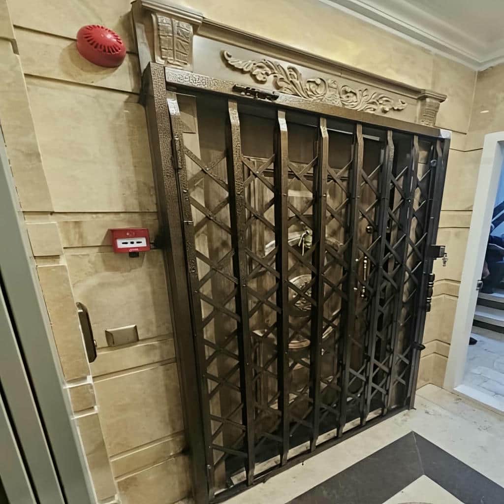 اجرای درب آکاردئونی سلطنتی گل دار روی چهارچوب در بندر عباس