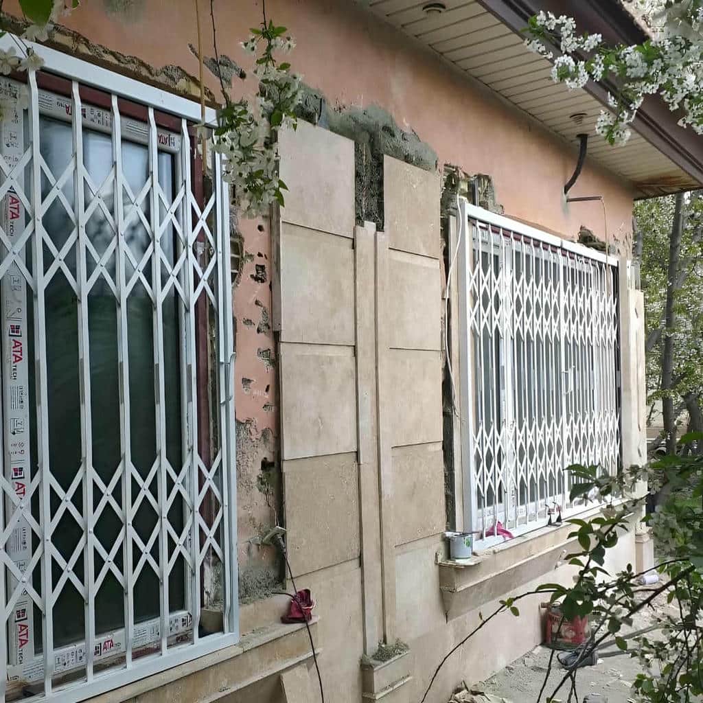 ساخت درب آکاردئونی مشکی طلایی با شبکه منظم در بندر عباس