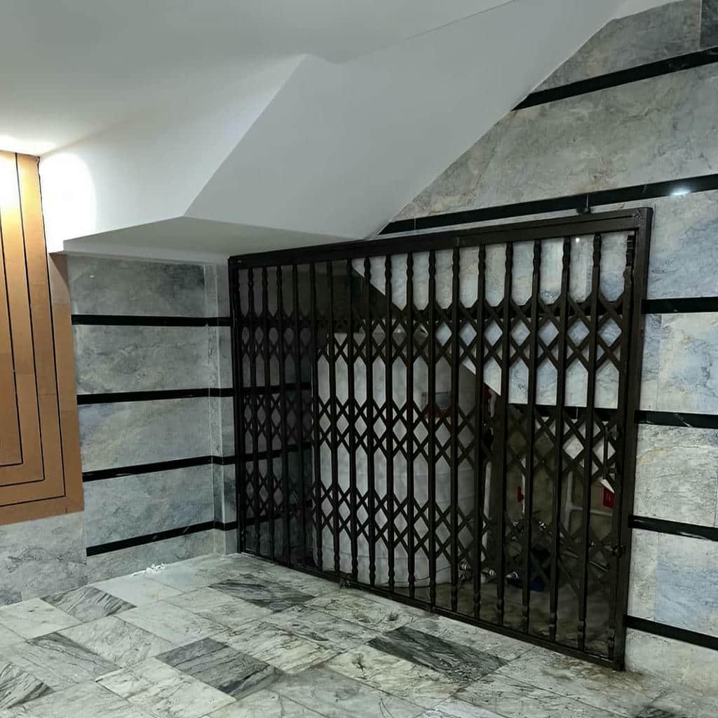 اجرای درب حفاظ فلزی ورودی واحد متناسب با فضای راهرو در بندر عباس اجرای درب حفاظ فلزی ورودی واحد متناسب با فضای راهرو در بندر عباس