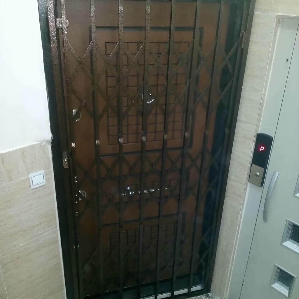 فروش درب آکاردئونی مشکی طلایی با پوشش سفارشی در بندر عباس
