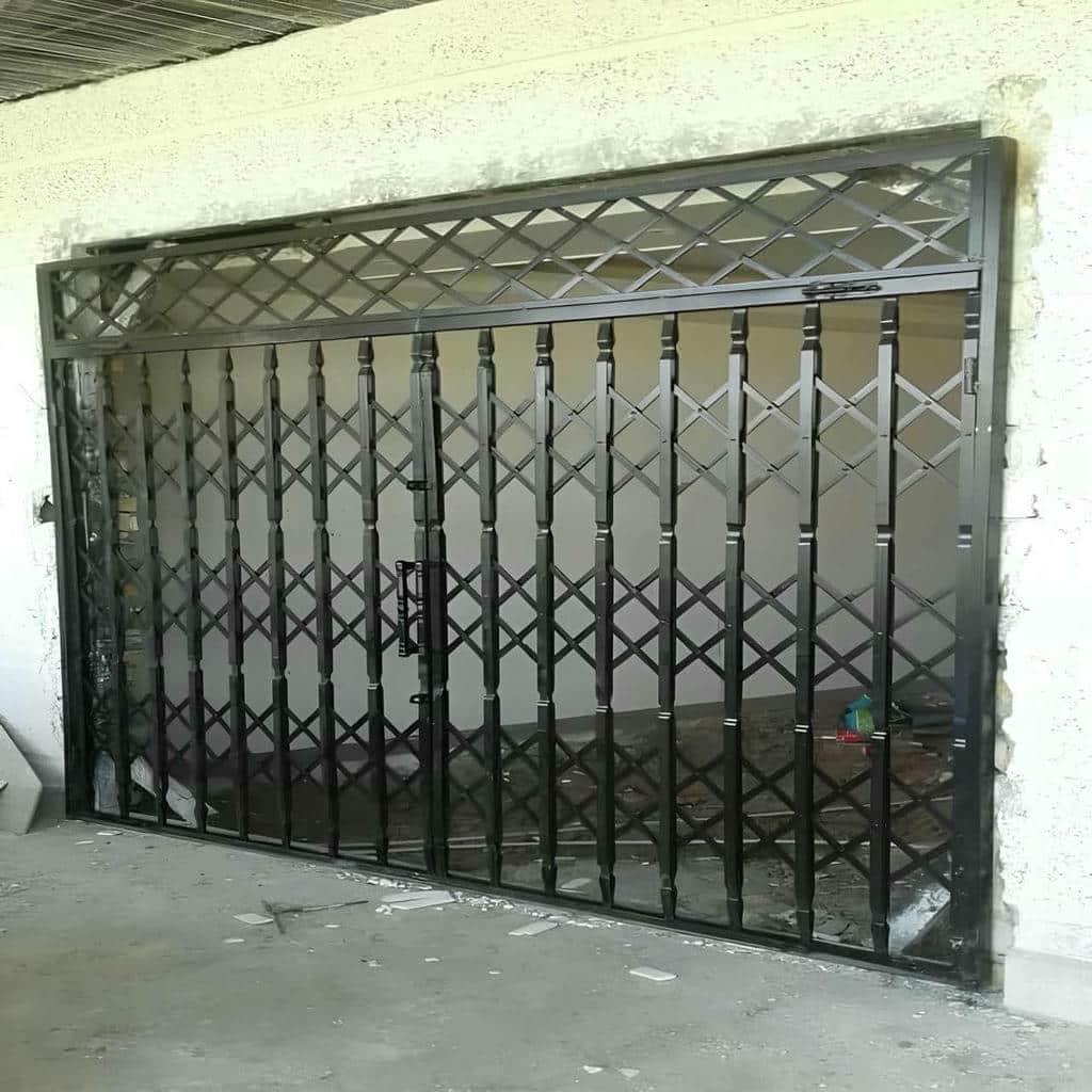 13 مدل درب آکاردئونی مدرن مشکی ورودی اداری در بندر عباس