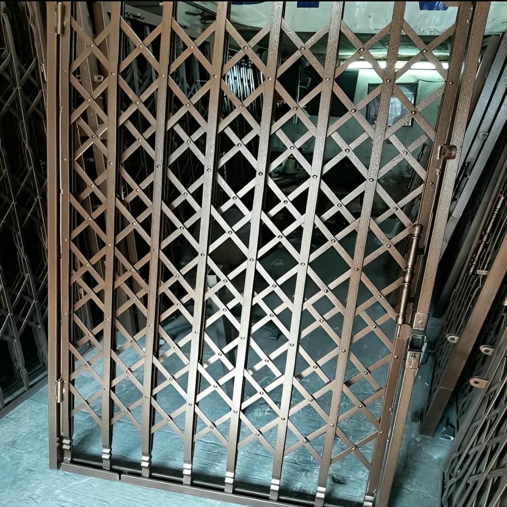 سفارش درب آکاردئونی مدرن مشکی با پوشش مات در بندر عباس