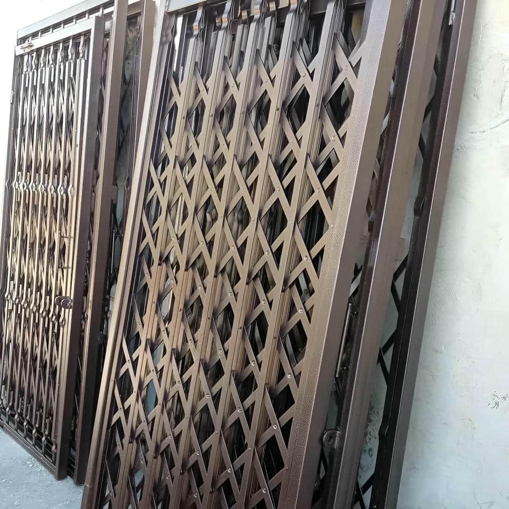اجرای درب آکاردئونی مشکی طلایی متناسب با فضای ورودی در بندر عباس