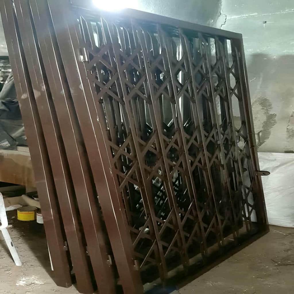 نصب درب حفاظ فلزی ورودی واحد با بازشوی هماهنگ در بندر عباس نصب درب حفاظ فلزی ورودی واحد با بازشوی هماهنگ در بندر عباس