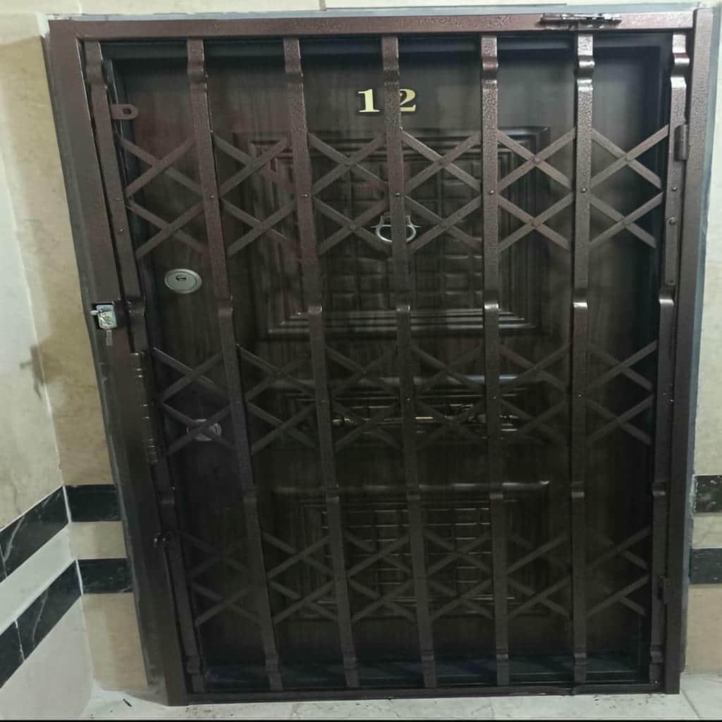 سفارش درب آکاردئونی مشکی طلایی با ترکیب رنگ هماهنگ در بندر عباس