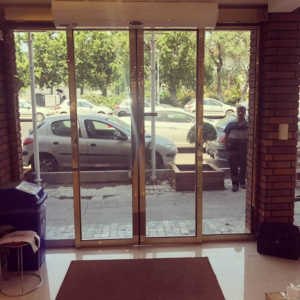خرید درب اتوماتیک شیشهای دو لنگه کشویی در بندر عباس خرید درب اتوماتیک شیشهای دو لنگه کشویی در بندر عباس