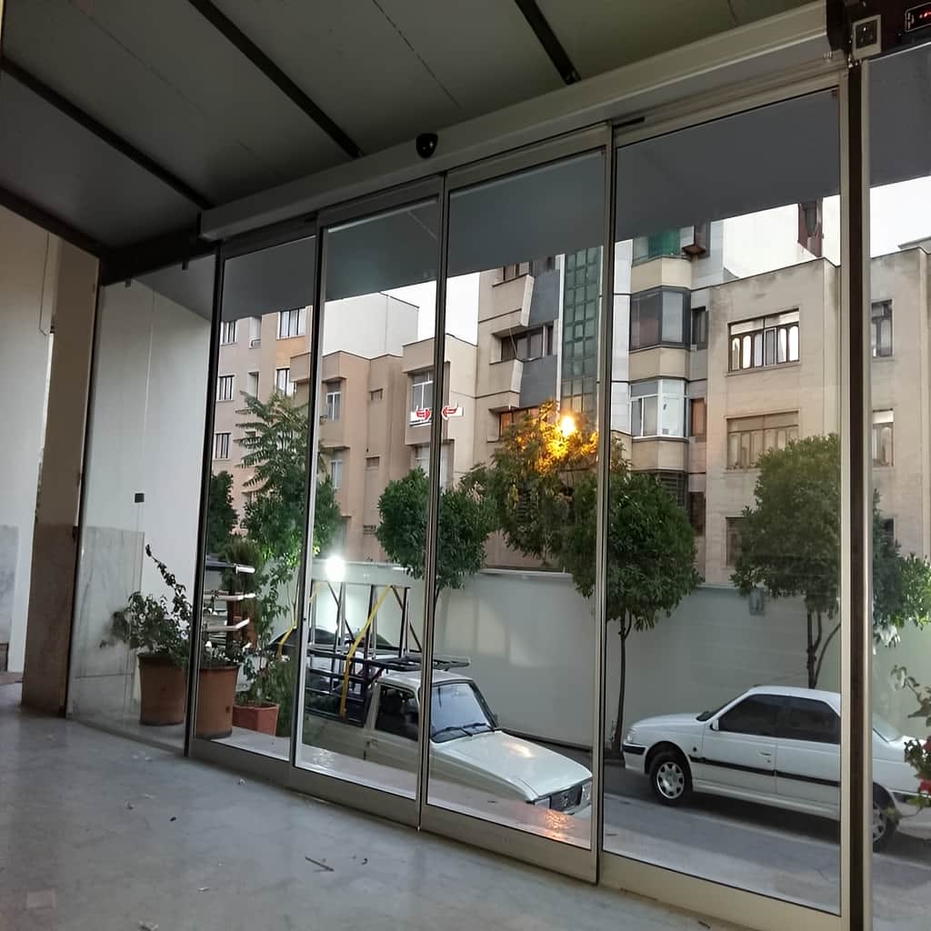 درب اتوماتیک شیشهای تلسکوپی پرتردد در بندر عباس درب اتوماتیک شیشهای تلسکوپی پرتردد در بندر عباس