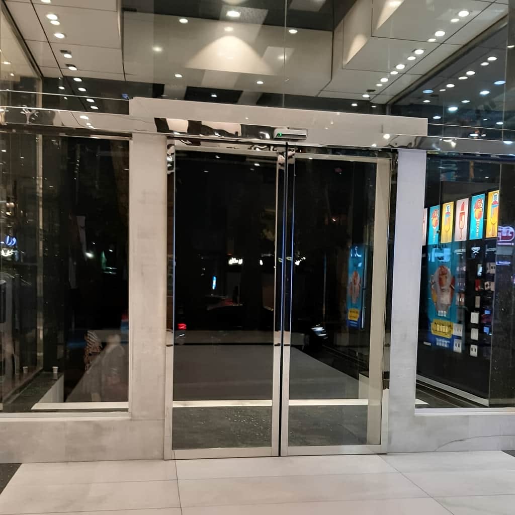 نصب درب اتوماتیک شیشه‌ای کارتخوان برای دفتر در بندر عباس