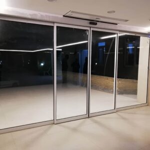 7 نمونه درب اتوماتیک شیشه‌ای ورودی ساختمان اداری در بندر عباس