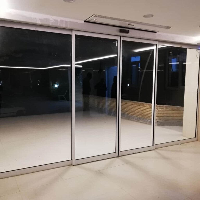 7 نمونه درب اتوماتیک شیشه‌ای ورودی ساختمان اداری در بندر عباس