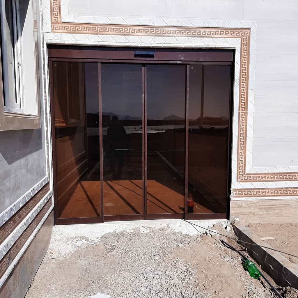 اجرای درب شیشه‌ای اتوماتیک دوطرفه در بندر عباس