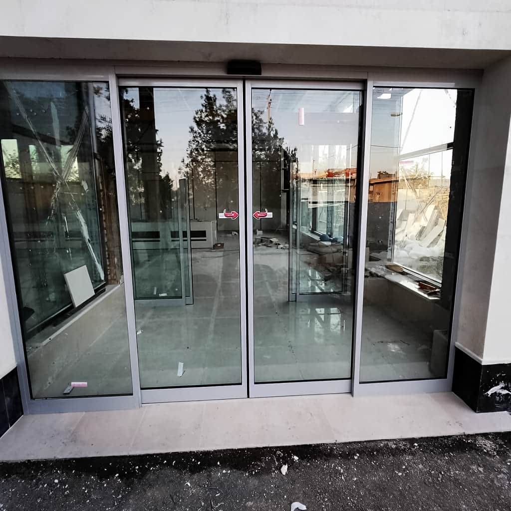 نصب درب اتوماتیک شیشهای لولایی دولنگه در بندر عباس نصب درب اتوماتیک شیشهای لولایی دولنگه در بندر عباس