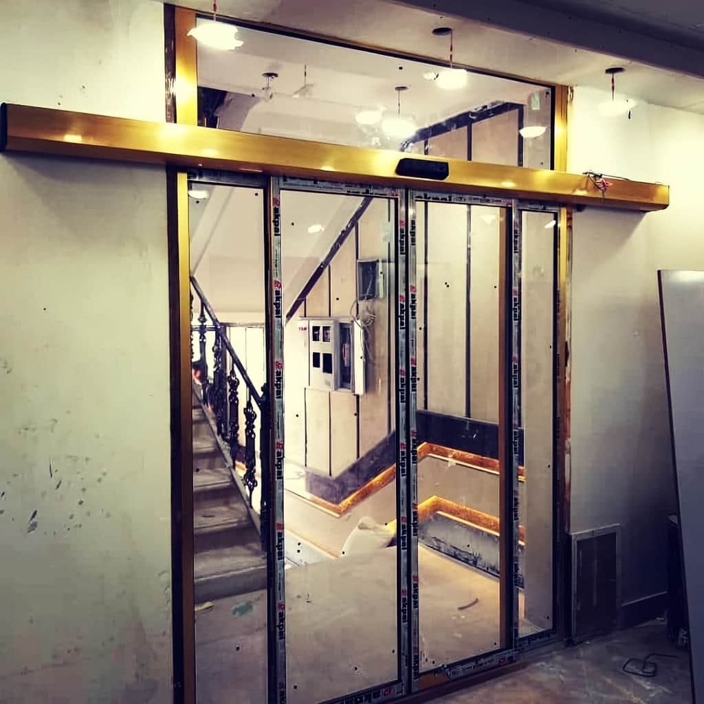نصب درب اتوماتیک شیشهای تک لنگه لولایی در بندر عباس نصب درب اتوماتیک شیشهای تک لنگه لولایی در بندر عباس