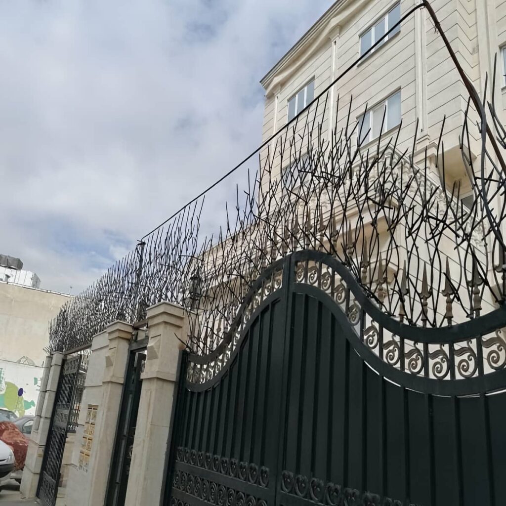 سفارش حفاظ شاخ گوزنی دیوار باغ در بندر عباس با بررسی ارتفاع و تراکم