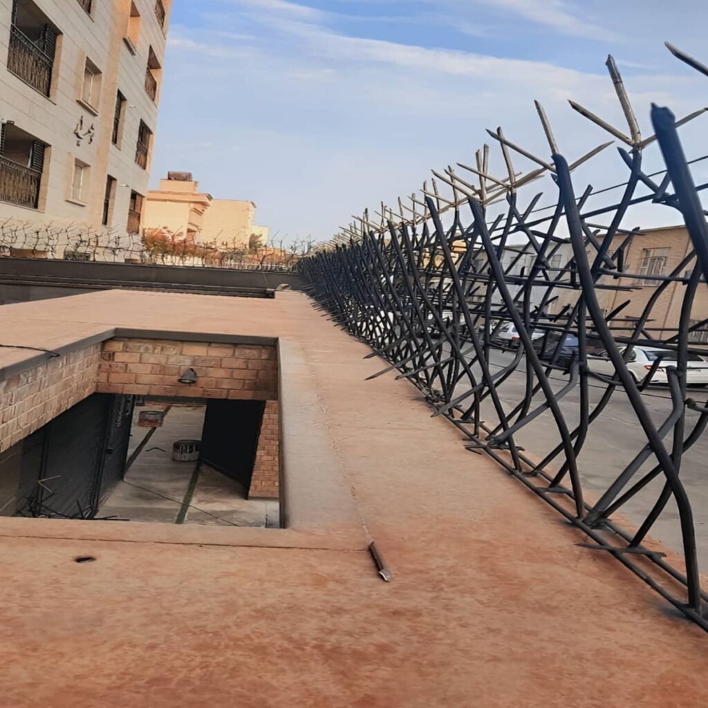 نصب حفاظ شاخ گوزنی روی دیوار ویلا در بندر عباس با زیرسازی مناسب