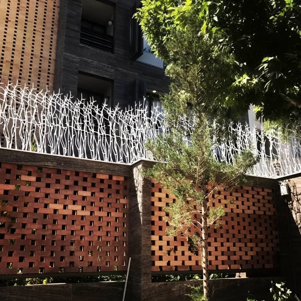 خدمات نصب حفاظ شاخ گوزنی پرتراکم امنیتی در بندر عباس با بررسی تاج دیوار