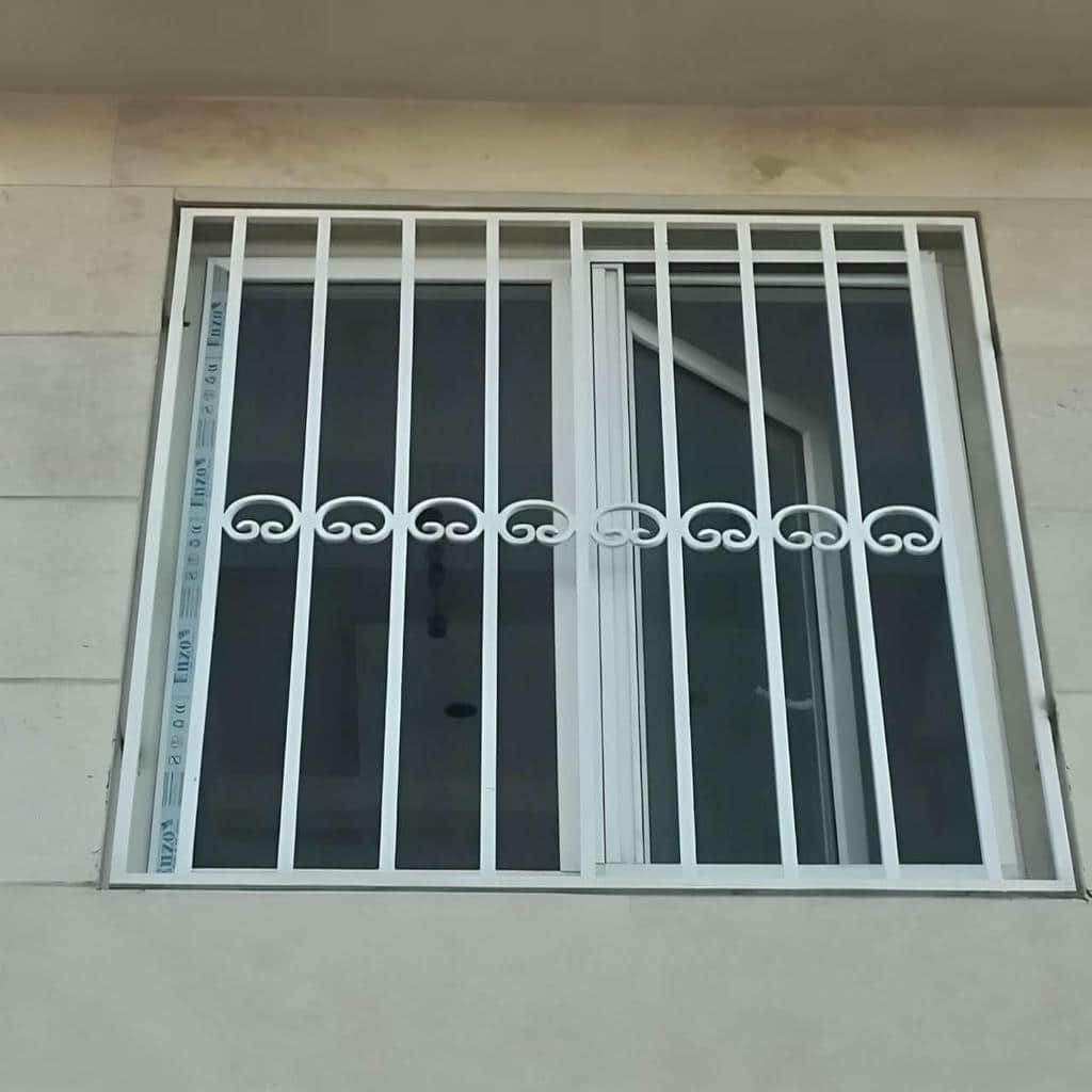نصب نرده پنجره فرفورژه گل دار روی نمای سنگ در بندر عباس
