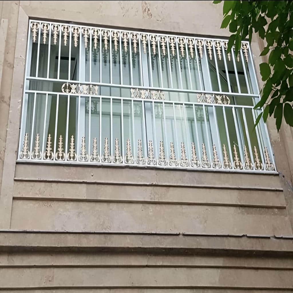 اجرای حفاظ پنجره ثابت با اتصال پیچ و رولپلاک در بندر عباس