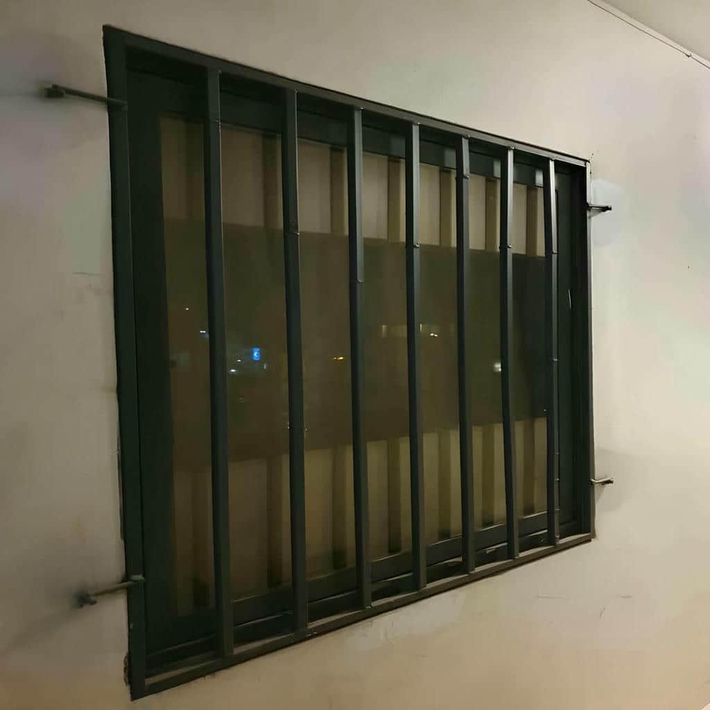 اجرای حفاظ پنجره رنگی کوره ای با طرح ساده در بندر عباس