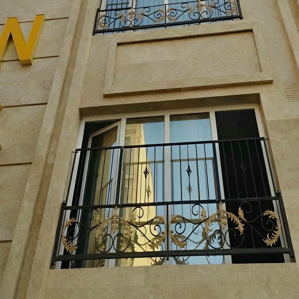 اجرای حفاظ پنجره شیک قاب دار با قاب دوبل در بندر عباس