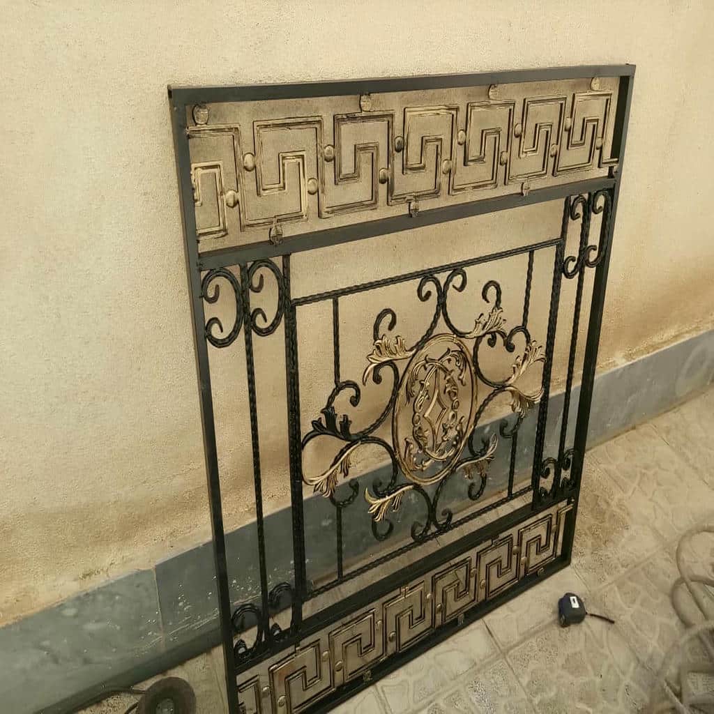 مدل حفاظ پنجره شیک قاب دار با خطوط شبکه‌ای در بندر عباس