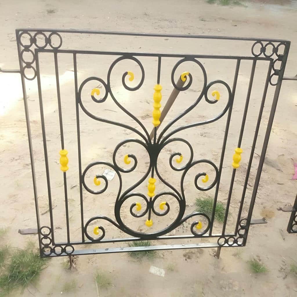 اجرای حفاظ پنجره فرفورژه با طرح پیچکی در بندر عباس