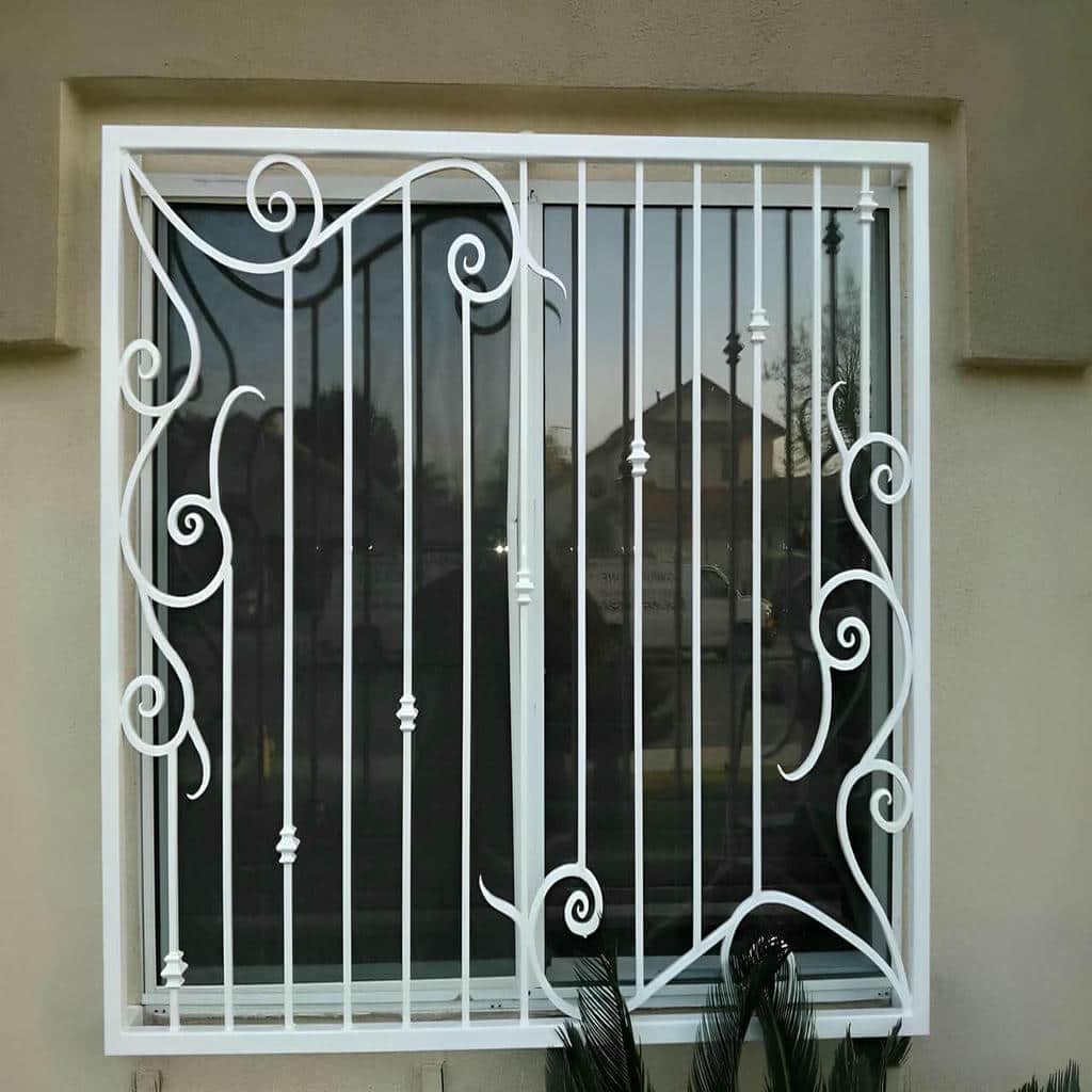 نصب حفاظ پنجره فرفورژه گل نرده روی نمای ساختمان در بندر عباس نصب حفاظ پنجره فرفورژه گل نرده روی نمای ساختمان در بندر عباس