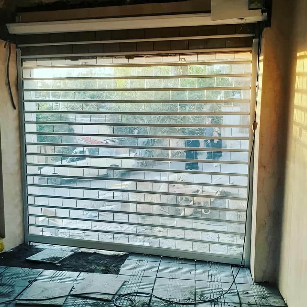 نصب کرکره برقی رنگی نمای فروشگاه در بندر عباس نصب کرکره برقی رنگی نمای فروشگاه در بندر عباس