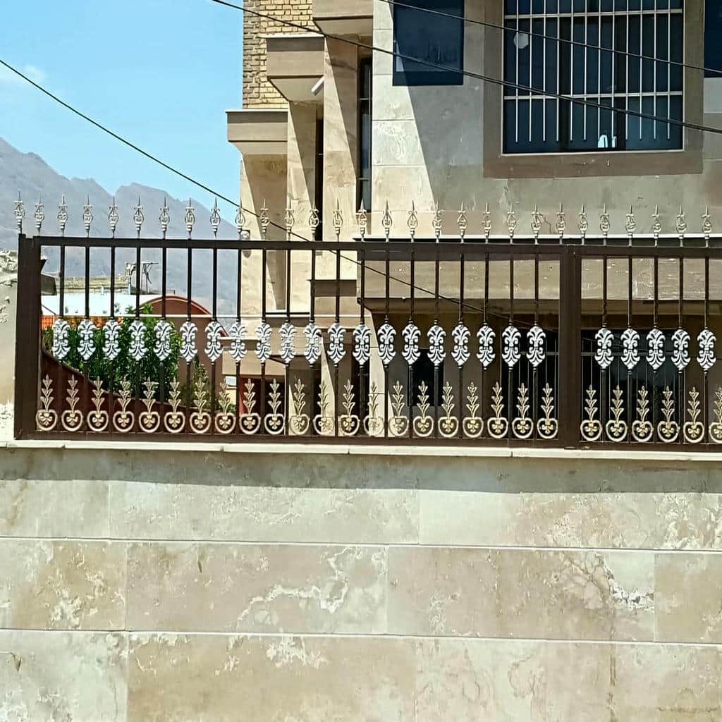 نصب حفاظ سرنیزه ای روی دیوار حیاط در بندر عباس با زیرسازی مناسب نصب حفاظ سرنیزه ای روی دیوار حیاط در بندر عباس با زیرسازی مناسب