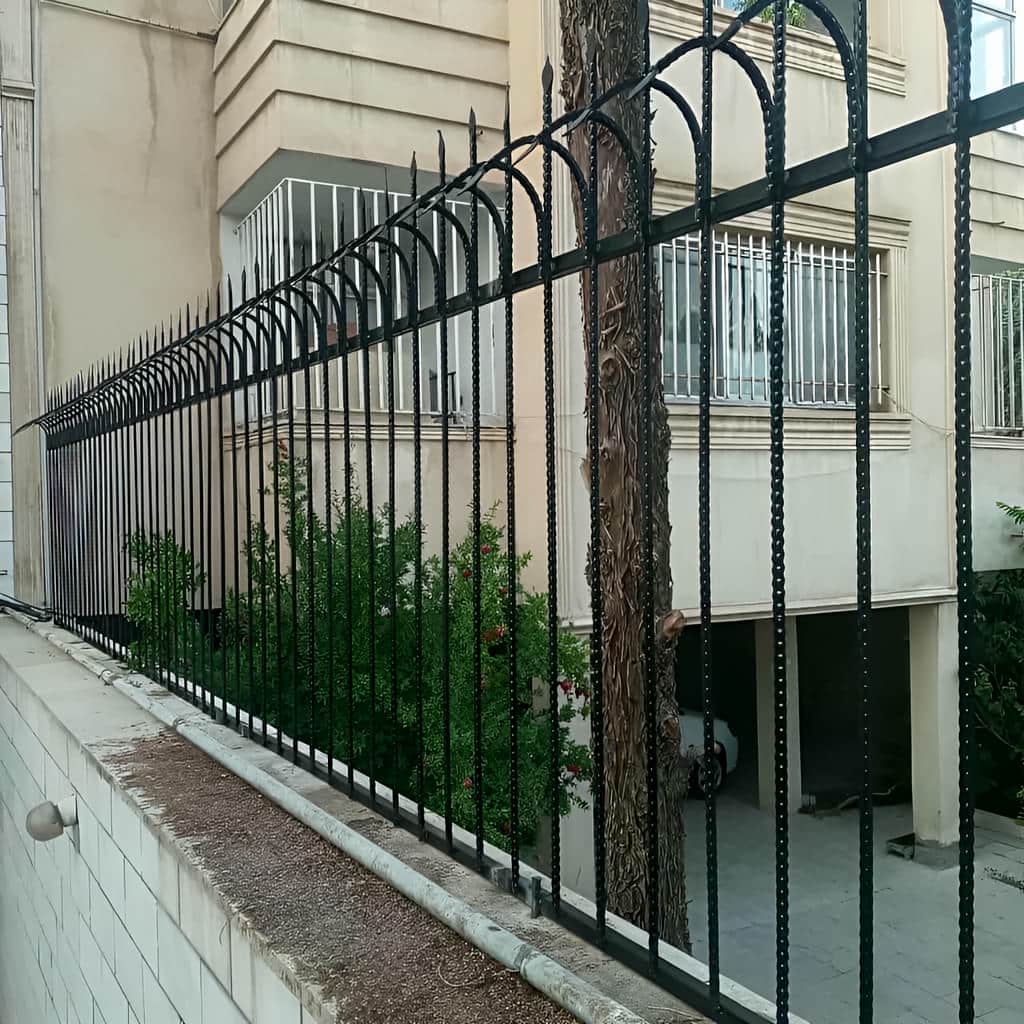 اجرای حفاظ دیوار کلاسیک سرنیزه در بندر عباس با تراز منظم اجرای حفاظ دیوار کلاسیک سرنیزه در بندر عباس با تراز منظم