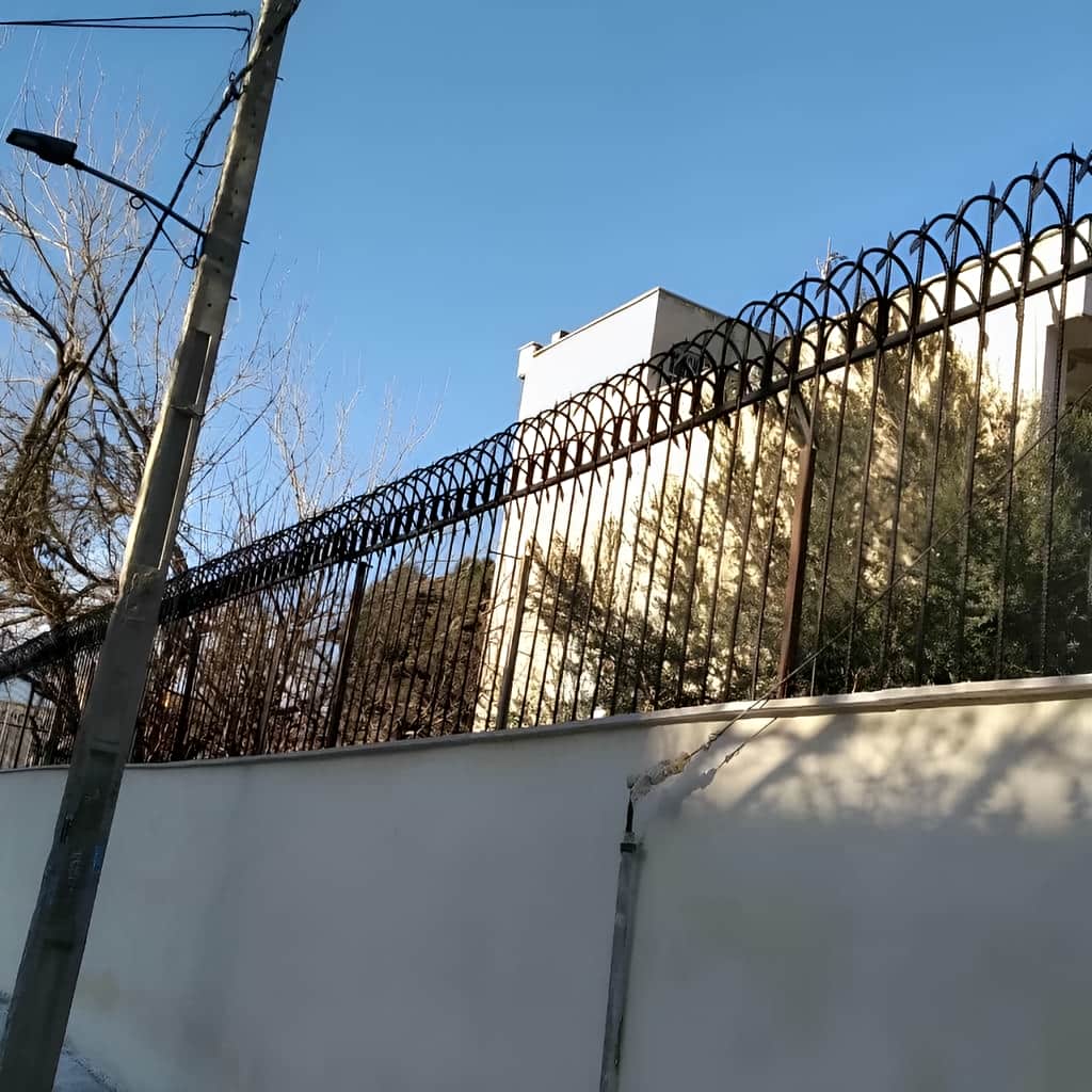 نصب حفاظ دیوار کلاسیک سرنیزه در بندر عباس با زیرسازی مناسب نصب حفاظ دیوار کلاسیک سرنیزه در بندر عباس با زیرسازی مناسب