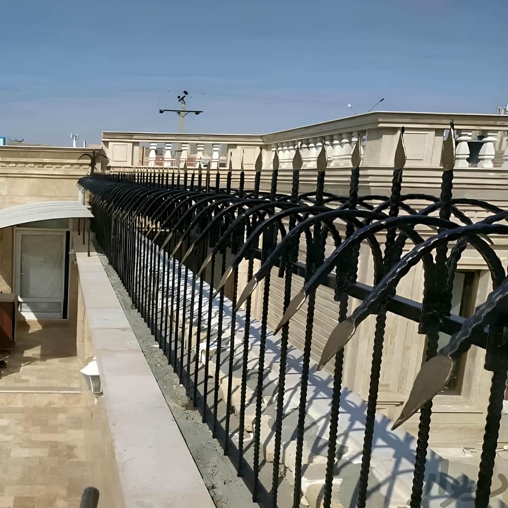 ساخت حفاظ دیوار کلاسیک سرنیزه در بندر عباس با جزئیات هماهنگ