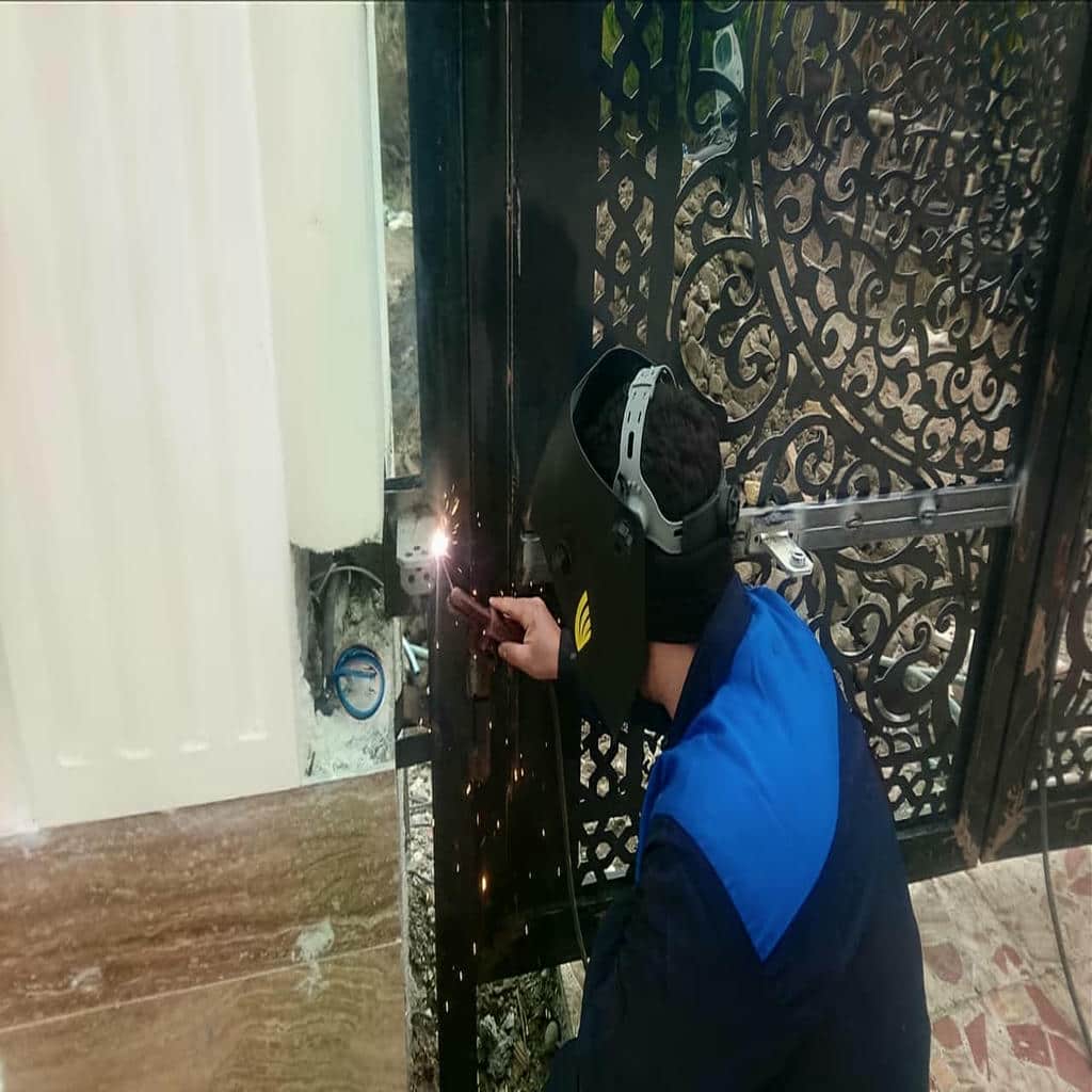 خدمات درب پارکینگ جک دار بازویی با تنظیم تابلو فرمان در بندر عباس