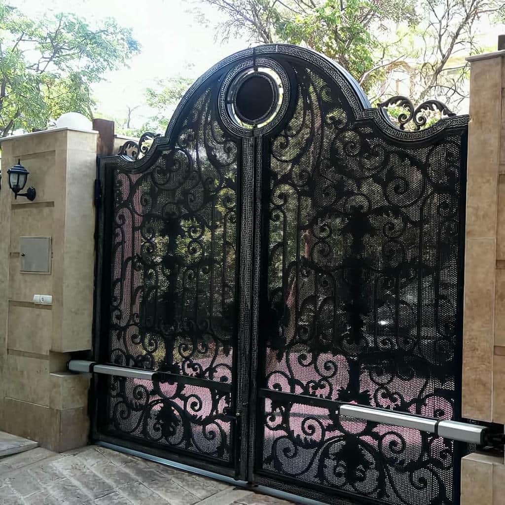 اجرای درب پارکینگ جک دار بازویی برای ورودی مسکونی در بندر عباس