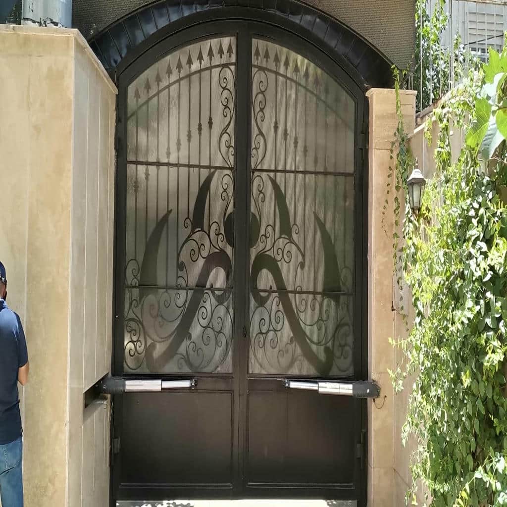 اجرای جک درب پارکینگ ایرانی بازویی برای ورودی مسکونی در بندر عباس اجرای جک درب پارکینگ ایرانی بازویی برای ورودی مسکونی در بندر عباس
